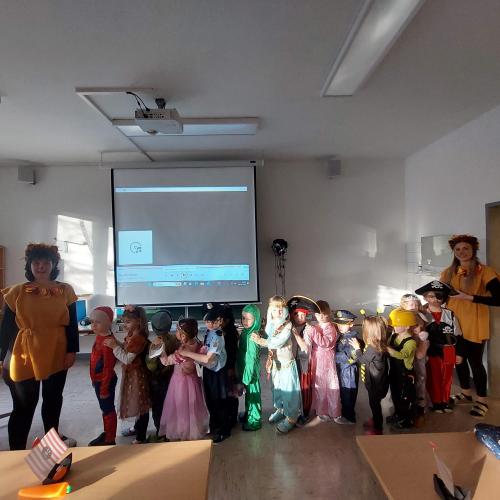 Die Kindergartenkinder holen uns zur Faschingsfeier im Turnsaal ab