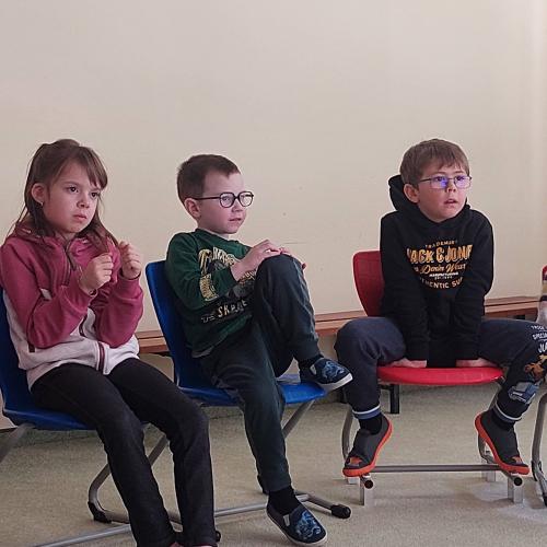 Kindergartenkinder und Schulkinder hören gespannt zu!