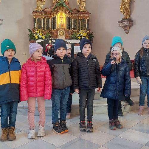 Die Kinder der 1. Stufe sagen Fürbitten auf