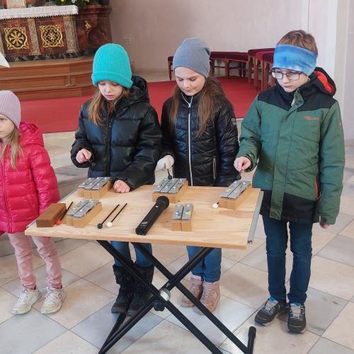 Instrumentalbegleitung von den Kindern der 3. Stufe