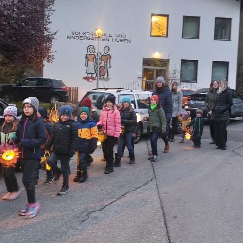 Festlicher Zug in die Kirche