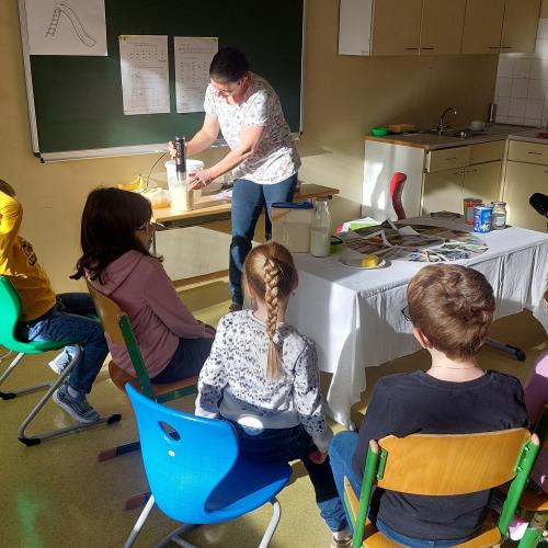 Ein Bananenshake wird zubereitet